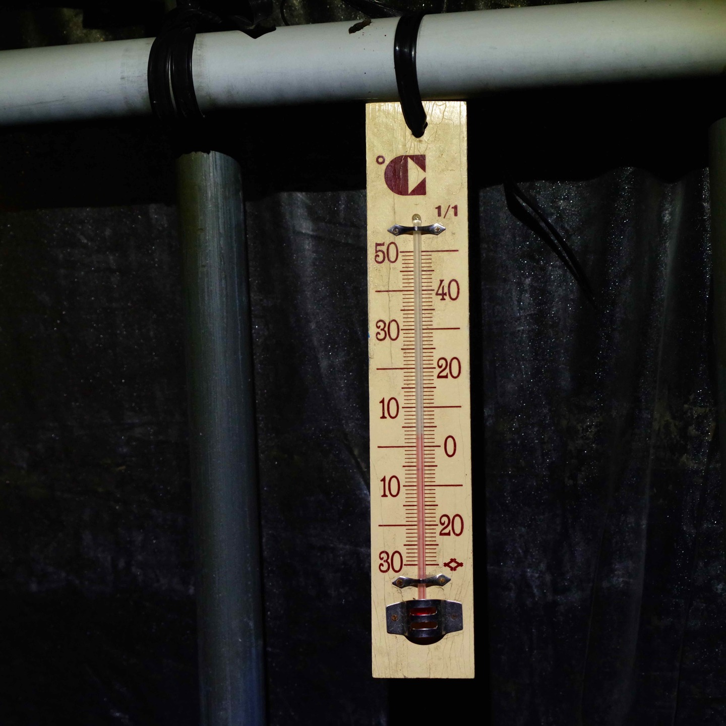 農村かさぎ　　今夜は寒い！！　２２時、ハウス内で既に３℃。　大丈夫とは思うが念の為、育苗シートを未だ撤去して無い棟にもキャンドルを灯す。1時から０℃の予報だから万全を期す。　　　　　　　　　　　　　　　これから（有）だんだんの風物詩が始まる。#pentax#農家ときどき写真家#農村 #農村かさぎ #写真家#田舎の風景#農業 #農家#集落営農 #笠木営農組合 #だんだん