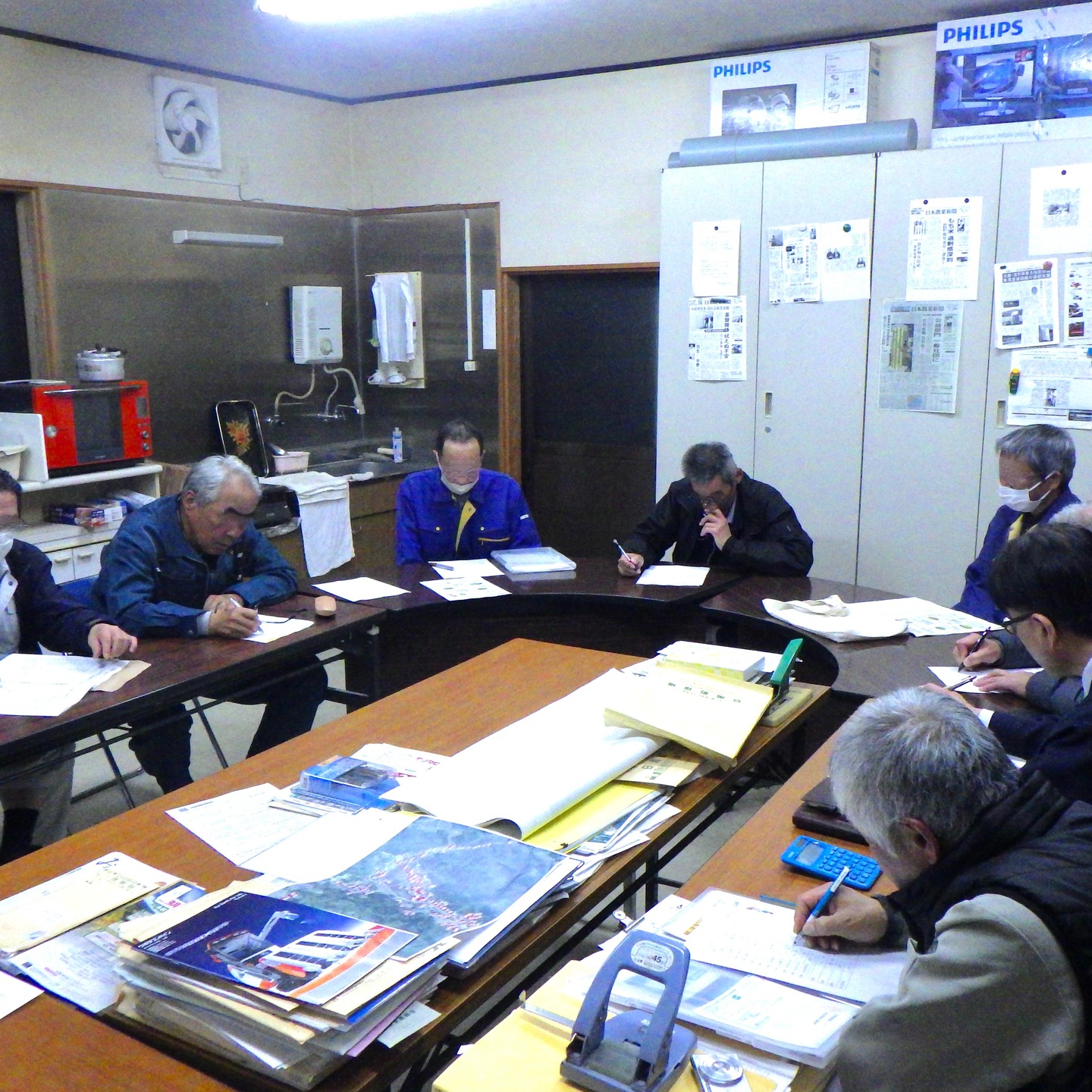 農村かさぎ　　一社）笠木営農組合　第一回理事会。　2年間の理事の役務分担、新代表理事を選任しました。　　　　　　　　　　　皆がそれぞれの仕事を持ちながらの活動です。　男女問わず、専従でやって貰える方は居ませんかね？歓迎しますが・・・！　　　　　　　　　　　　　　#pentax#農家ときどき写真家#農村 #農村かさぎ #写真家#田舎の風景#農業 #農家#集落営農 #笠木営農組合 #だんだん