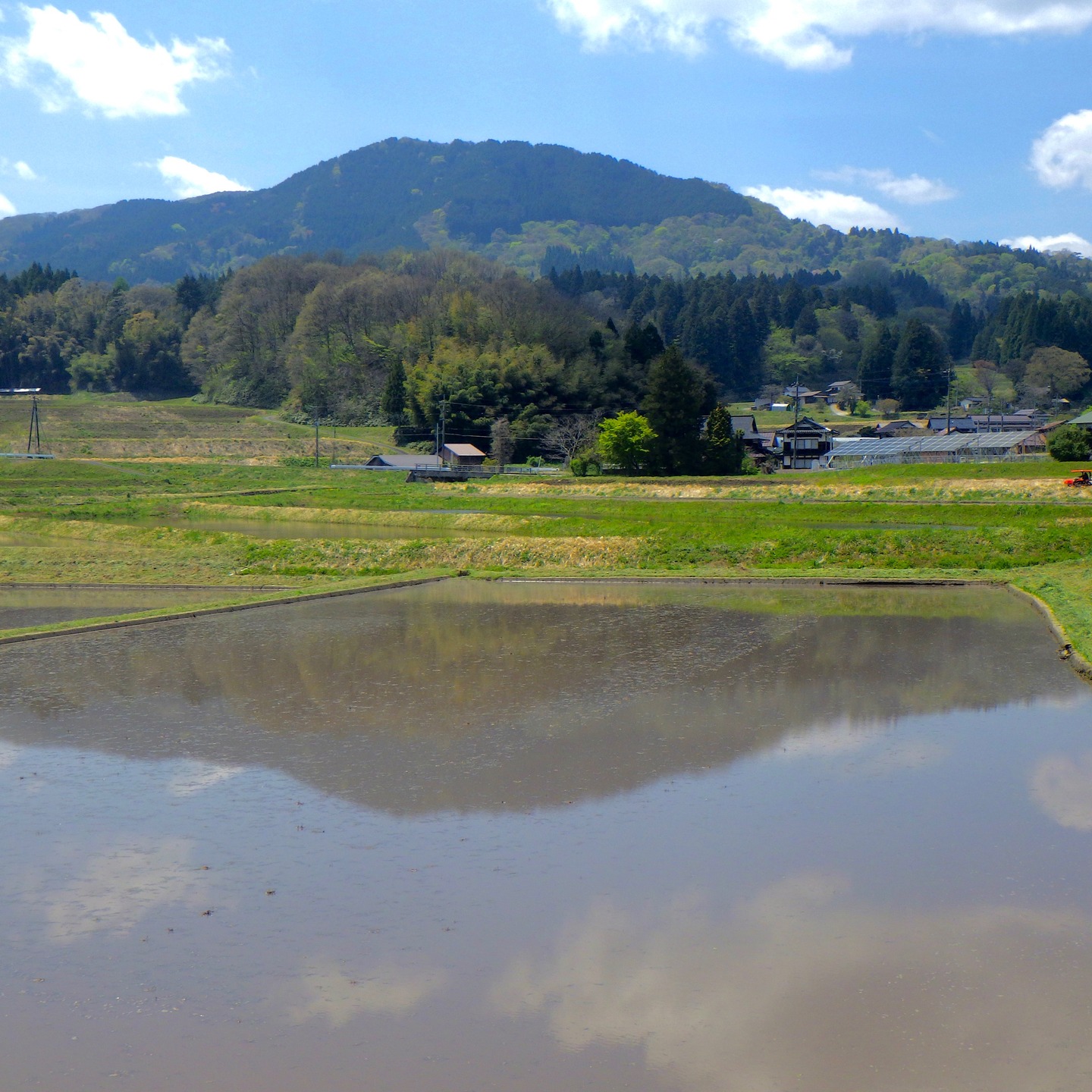 農村かさぎ　　水田の水面に映る風景も連休明けまでの限定風景です。日々田植えで田面が緑に変わっていきます。　　　　　　　　#pentax#農家ときどき写真家#農村 #農村かさぎ #写真家#田舎の風景#農業 #農家#集落営農 #笠木営農組合 #だんだん