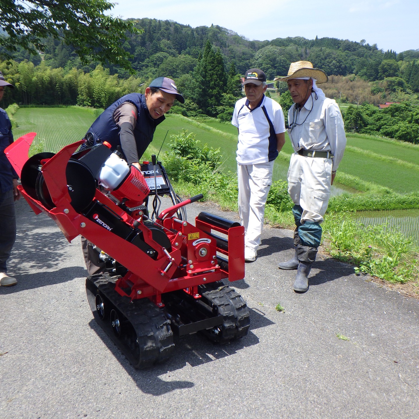 農村かさぎ　ベローン草刈機の試運転兼習熟訓練です。　急傾斜の畦畔が多く、高齢化で足の『踏ん張り力』の衰えをカバーして安全作業の為に導入しました。　これで、トラクター装着タイプ、歩行型、ラジコン型。６タイプ８台の装備となりました。　　　　　　#pentax#農家ときどき写真家#農村 #農村かさぎ #写真家#田舎の風景#農業 #農家#集落営農 #笠木営農組合 #だんだん