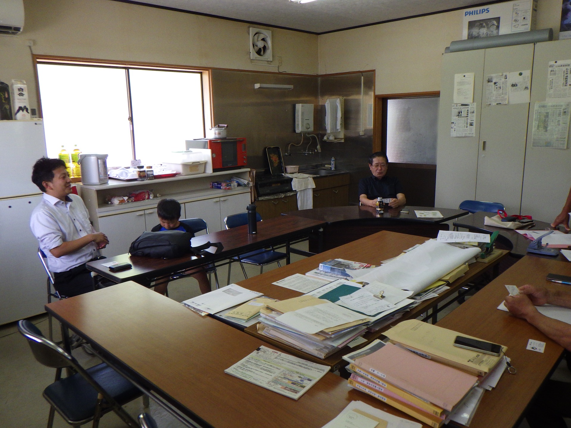 農村かさぎ　　今日は藤本米穀の社長に、産地の栽培現場、環境を見に来ていただけました。　　　　　　　　　　　　　　　　　　子供さん同行で！小動物、植物に興味があってビックリでした。イチョウの新芽の中で『あっ、アケビだ！』知識の豊富さに驚きました。　　　　　　　　　　　　　　　　　#pentax#農家ときどき写真家#農村 #農村かさぎ #写真家#田舎の風景#農業 #農家#集落営農 #笠木営農組合 #だんだん