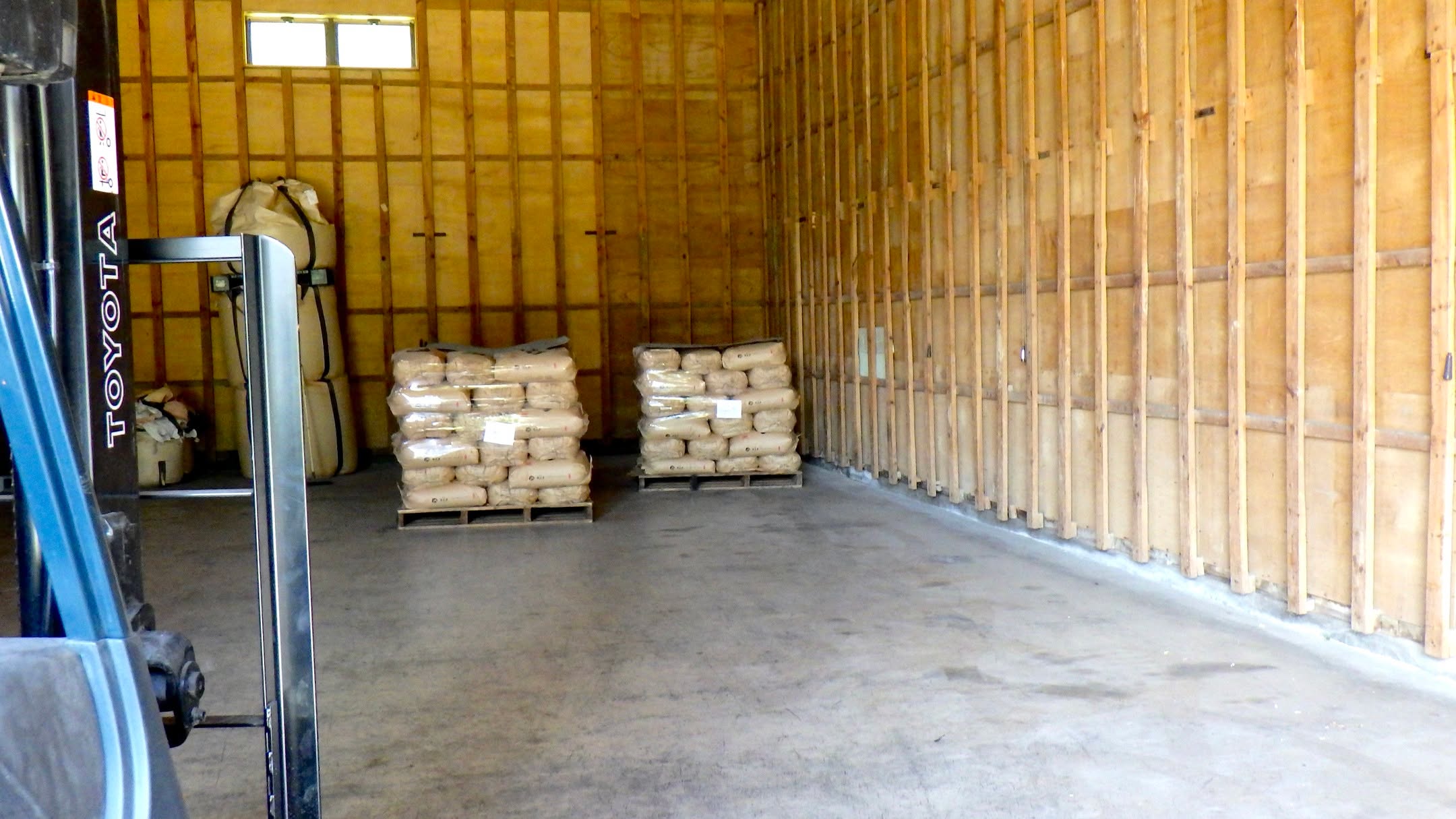 農村かさぎ　　25年産米の初集荷です。ヒメノモチ126袋です。　　　コシヒカリも熟れ色だけは着いてきました。　これから本格化していきます。　　　　　　　　　　　　　#pentax#農家ときどき写真家#農村 #農村かさぎ #写真家#田舎の風景#農業 #農家#集落営農 #笠木営農組合 #だんだん