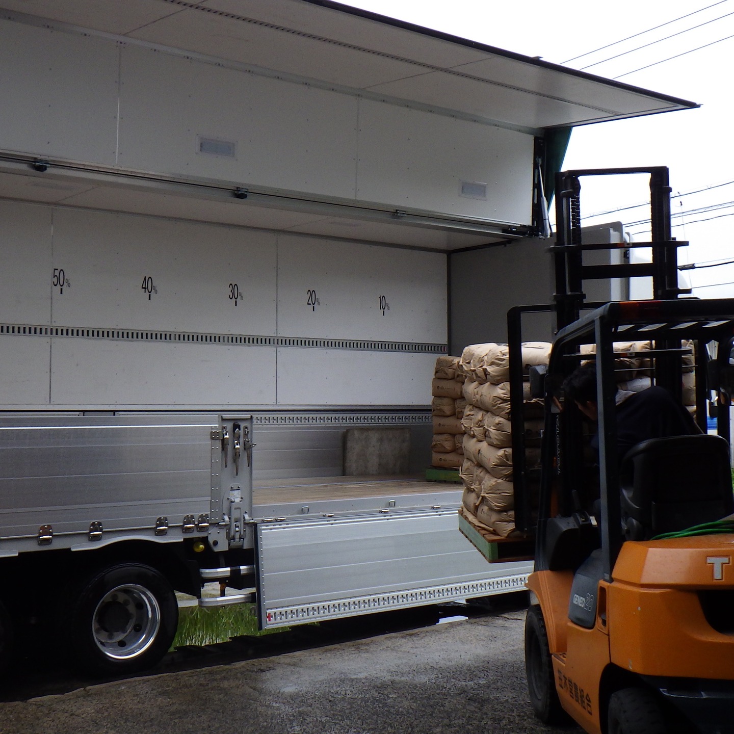 農村かさぎ　　もち米は早速に出荷。今から注文されても遅いですよ〜（笑）　　　　　昨年安かったせいか、今年は餅米の作付けが少なくて、高値の取引となっています。　　不本意ながら１等、2等混載での出荷になります。　　　　　　　　　　　　　　　　　　　#pentax#農家ときどき写真家#農村 #農村かさぎ #写真家#田舎の風景#農業 #農家#集落営農 #笠木営農組合 #だんだん