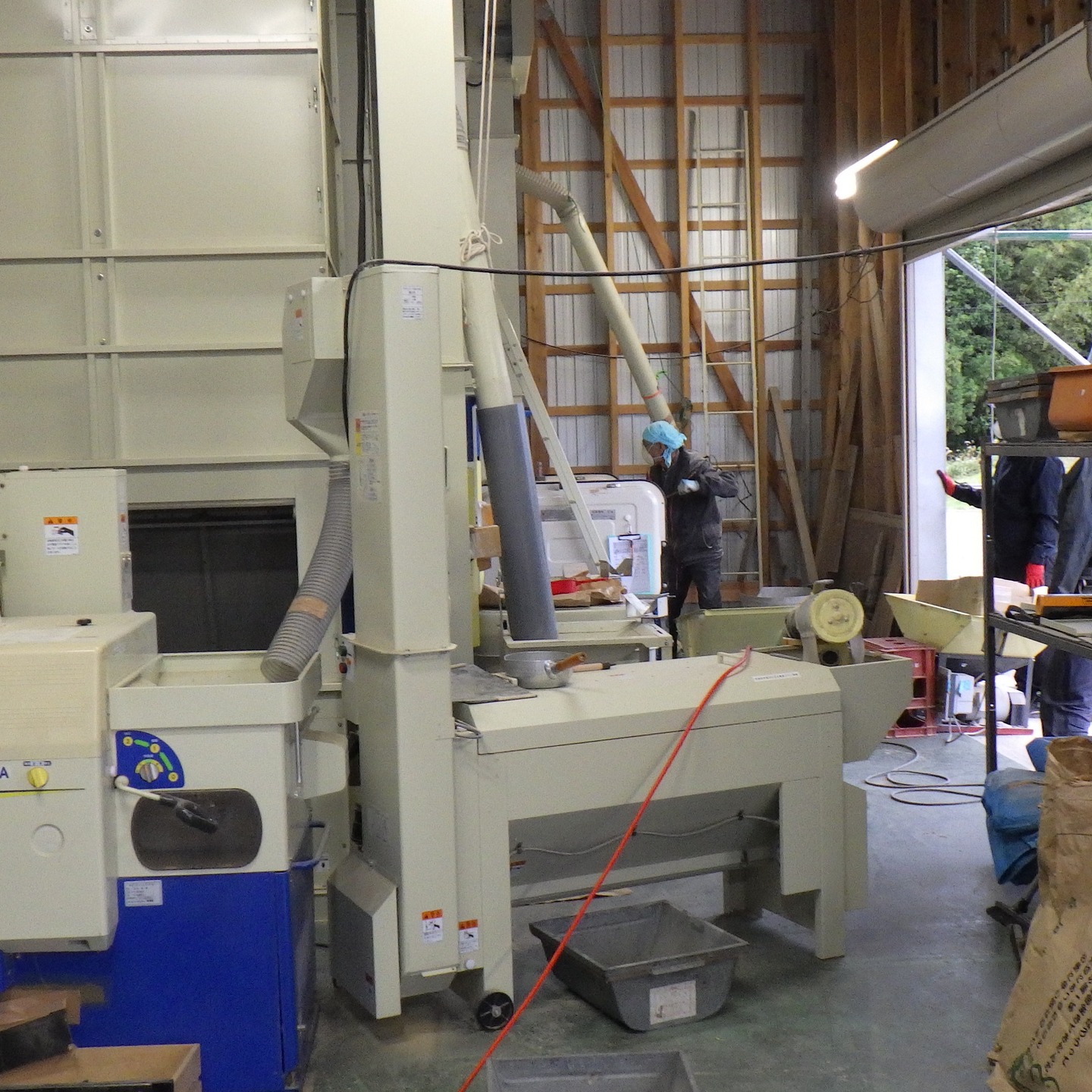 農村かさぎ　　米子のきぬむすめも終わり、７年産全て終了しました。　コシヒカリは水の少なかった圃場が２等となりましたが、きぬむすめは全て１等でした。　　　　　　　米価の回復で、逆に『質を下げても数を出せ』と、２等、３等に調整する団体もありますが、我々は先祖から受け継いだ良質米産地のプライドを掛け、『笠木の米なら大丈夫だ』と言われる信頼を裏切らない様に、明日から８年産に向けて動きます。　　　　　　#pentax#農家ときどき写真家#農村 #農村かさぎ #写真家#田舎の風景#農業 #農家#集落営農 #笠木営農組合 #だんだん