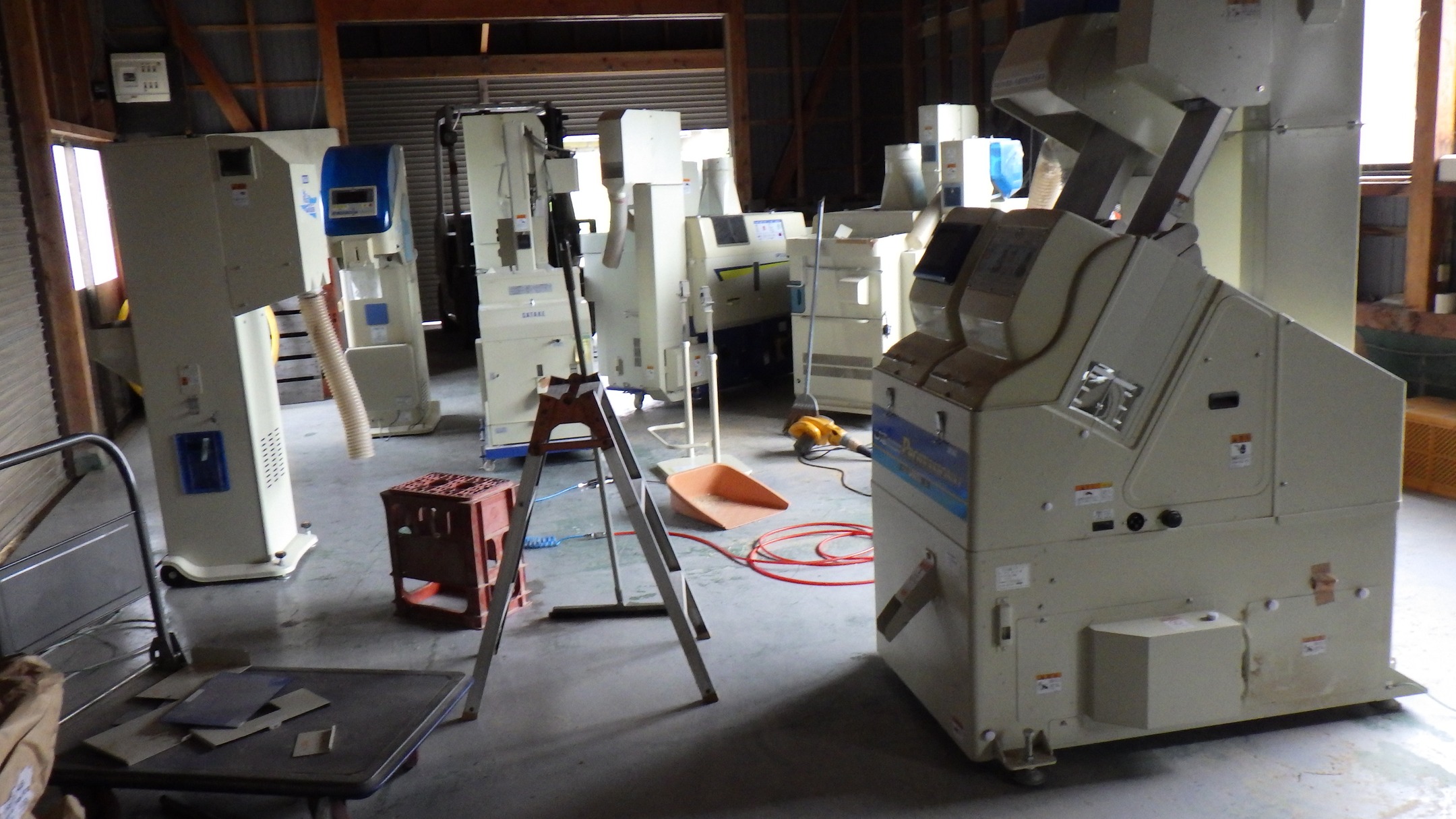 農村かさぎ　　片付け清掃中。　乾燥調製ラインを其々清掃中。綺麗にしたつもりでも、来秋の作業開始にはゴミが出る。　　　　　#pentax#農家ときどき写真家#農村 #農村かさぎ #写真家#田舎の風景#農業 #農家#集落営農 #笠木営農組合 #だんだん