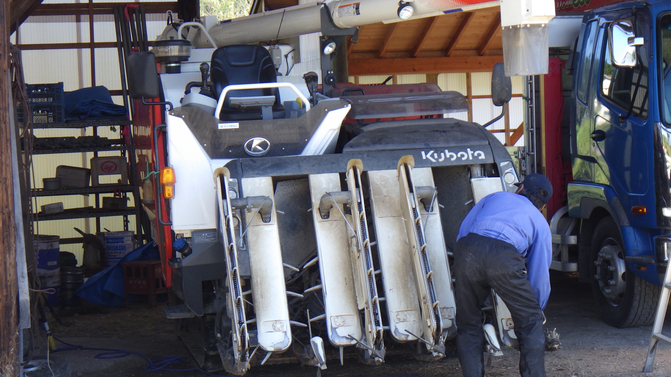 農村かさぎ　　コンバインもお疲れ様。　　全作業終了で、コンバインのメンテナンス作業です。　　　　　　　　　　　　　　　　キャビン仕様にしたいですが、手入れして長く仲良くしたいと思います。　　　　　　　米価回復も機械、資材の値上がりに付いていけません（泣）　　　　　　　　　　　　　#pentax#農家ときどき写真家#農村 #農村かさぎ #写真家#田舎の風景#農業 #農家#集落営農 #笠木営農組合 #だんだん