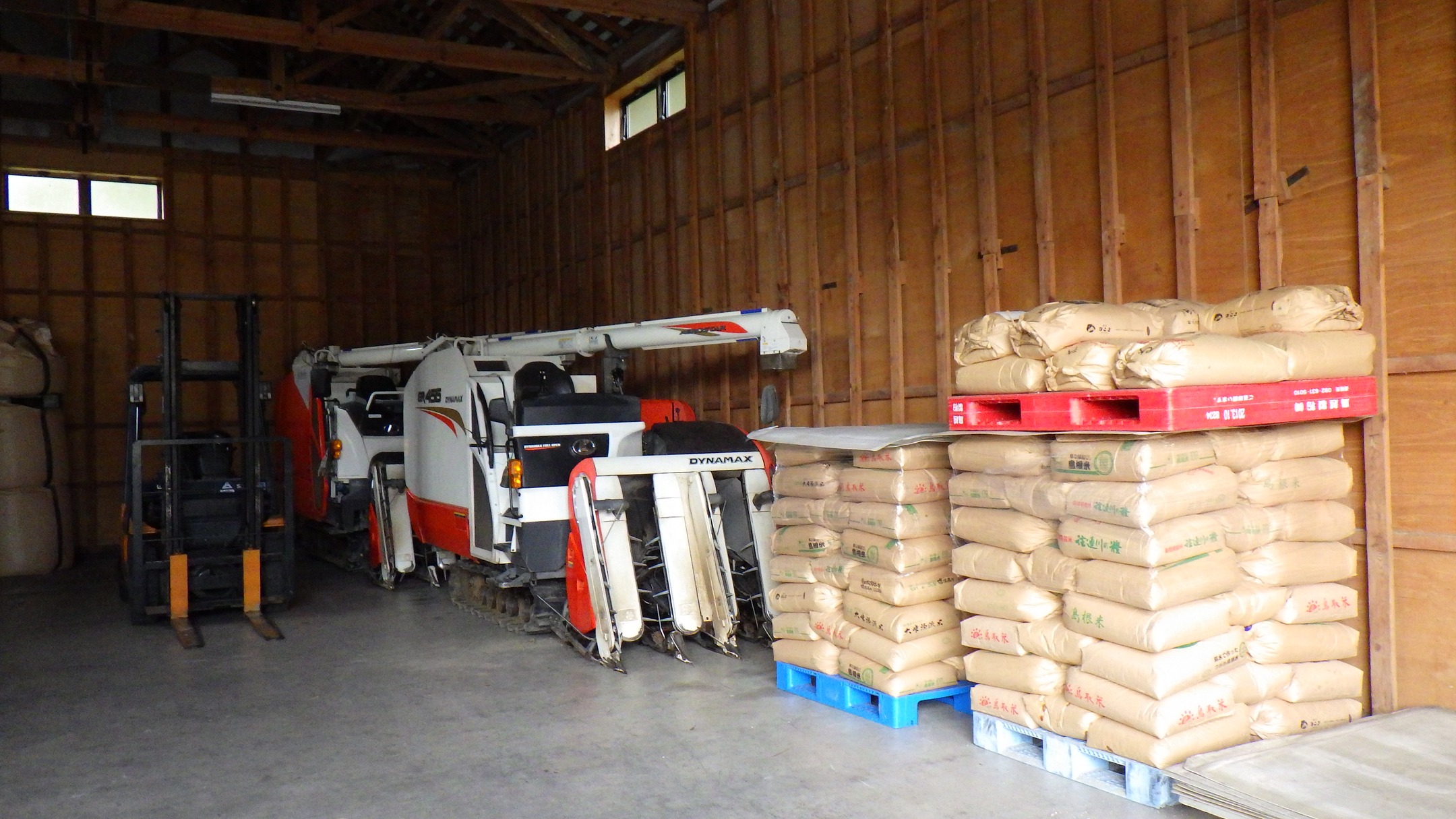 農村かさぎ　　倉庫も片付いた。後は少し残ったクズ米の出庫と機械整備。米は年内出庫分を残してます。　今週は土壌改良剤が入荷します。　　　　　　　　　　　　　　　　#pentax#農家ときどき写真家#農村 #農村かさぎ #写真家#田舎の風景#農業 #農家#集落営農 #笠木営農組合 #だんだん