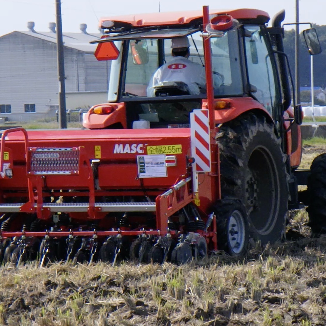 農村かさぎ　　農機具展示会に行ってみました。　最近、米価高騰、高値推移から生産コストにおいて県内の優良経営体をTV等で観ますが、山間部の農地ではスマート化の費用対効果に悩みます。　取り敢えず今回は平地での乾田直播用の機器を観に行きました。　　#pentax#農家ときどき写真家#農村 #農村かさぎ #写真家#田舎の風景#農業 #農家#集落営農 #笠木営農組合 #だんだん