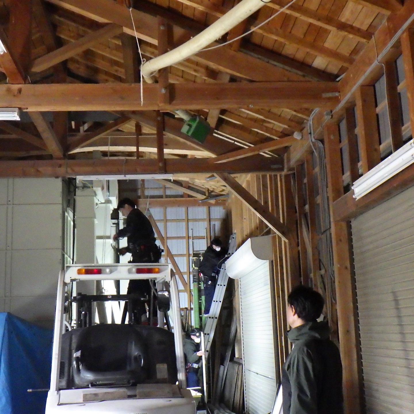 農村かさぎ　　（有）だんだん　一社）笠木営農組合　まとめて照明を全てLEDに変更しました。　工事費も結構要ったのでびっくりしましたが、電気代の節約に少しでもなれば良いですけど・・・・。　　　　　　　　　#pentax#農家ときどき写真家#農村 #農村かさぎ #写真家#田舎の風景#農業 #農家#集落営農 #笠木営農組合 #だんだん