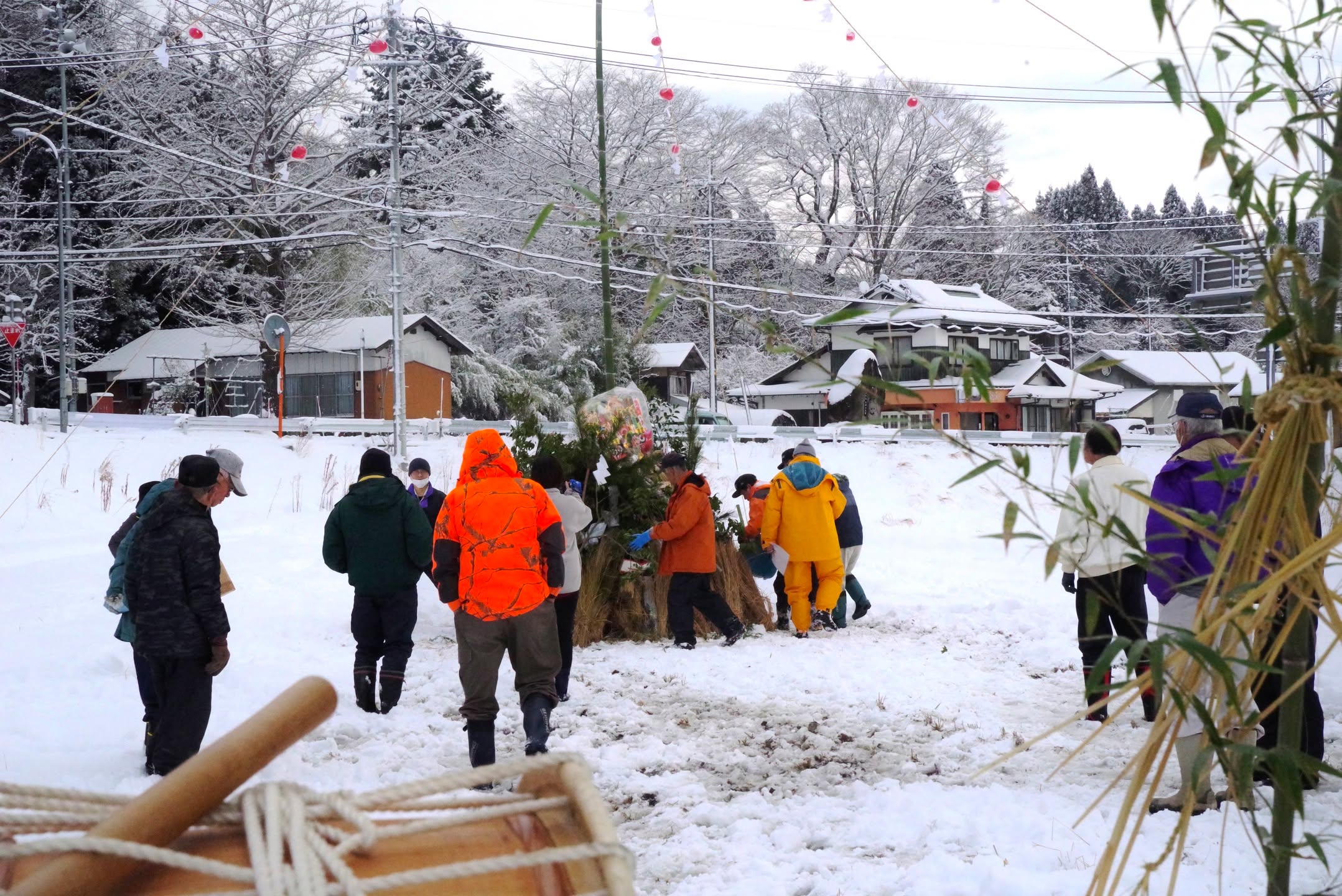 農村かさぎ どんど祭 心配した天候もどんどの間は青空ものぞきホッとしました。自治会長、営農組合長の挨拶から始まり、1年の豊作と安全を祈念しました。 毎年、準備して頂く自治会青年部の方には感謝感謝です。 今年も一年、美味しい米を目指して頑張ります。 頑張りましょう。 #pentax#農家ときどき写真家#農村 #農村かさぎ #写真家#田舎の風景#農業 #農家#集落営農 #笠木営農組合 #だんだん
