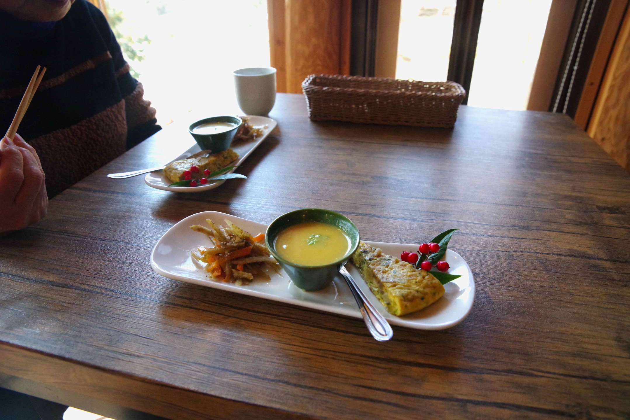 農村かさぎ ちょっと一服 (有)だんだんの総会議案、資料も出来て、一社)笠木営農組合会計からの宿題も昨夜回答できたので、今日は晴天なので息抜きに家内と庄原市東城町までカレーを食べに行ったのですが、あいにく、今日はカレーが無く、パスタにしましたが美味しかったです。 途中、芸備線と一緒になったので、悪い癖で追っかけしました。 #pentax#農家ときどき写真家#農村 #農村かさぎ #写真家#田舎の風景#農業 #農家#集落営農 #笠木営農組合 #だんだん